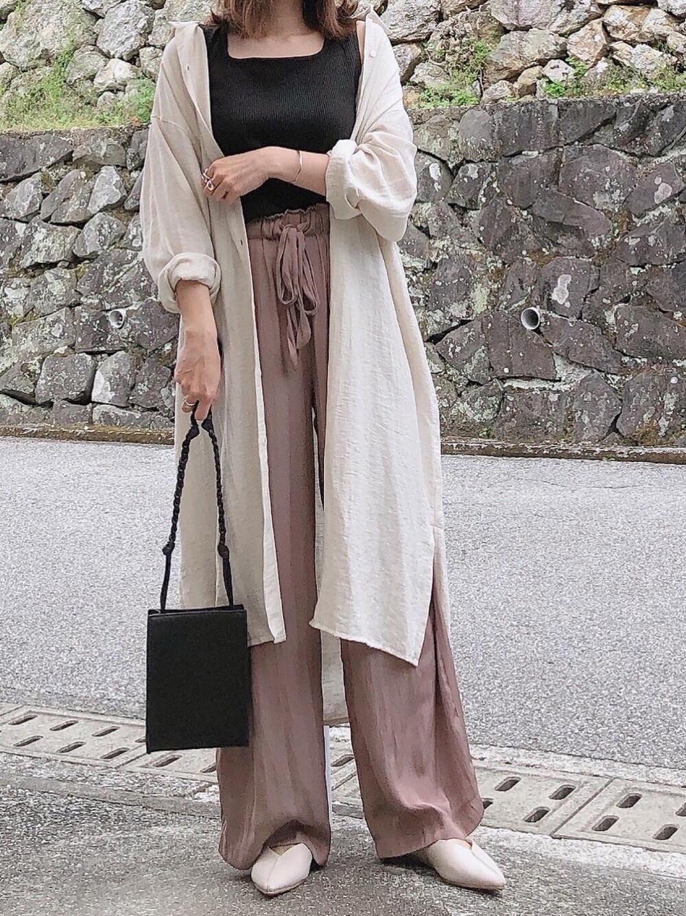 「リネンシャツ、シャツワンピ、ハイウエスト、ワイドパンツ、シンプル、楽チンコーデ、低身長コーデ、大人カジュアル」｜「UNE MANSIONのシルケットウエストゴムワイドパンツ（その他パンツ、ブラウン系）」を使った、moyooonnさん（レディース・152cm）の春コーディネートの1枚目の写真