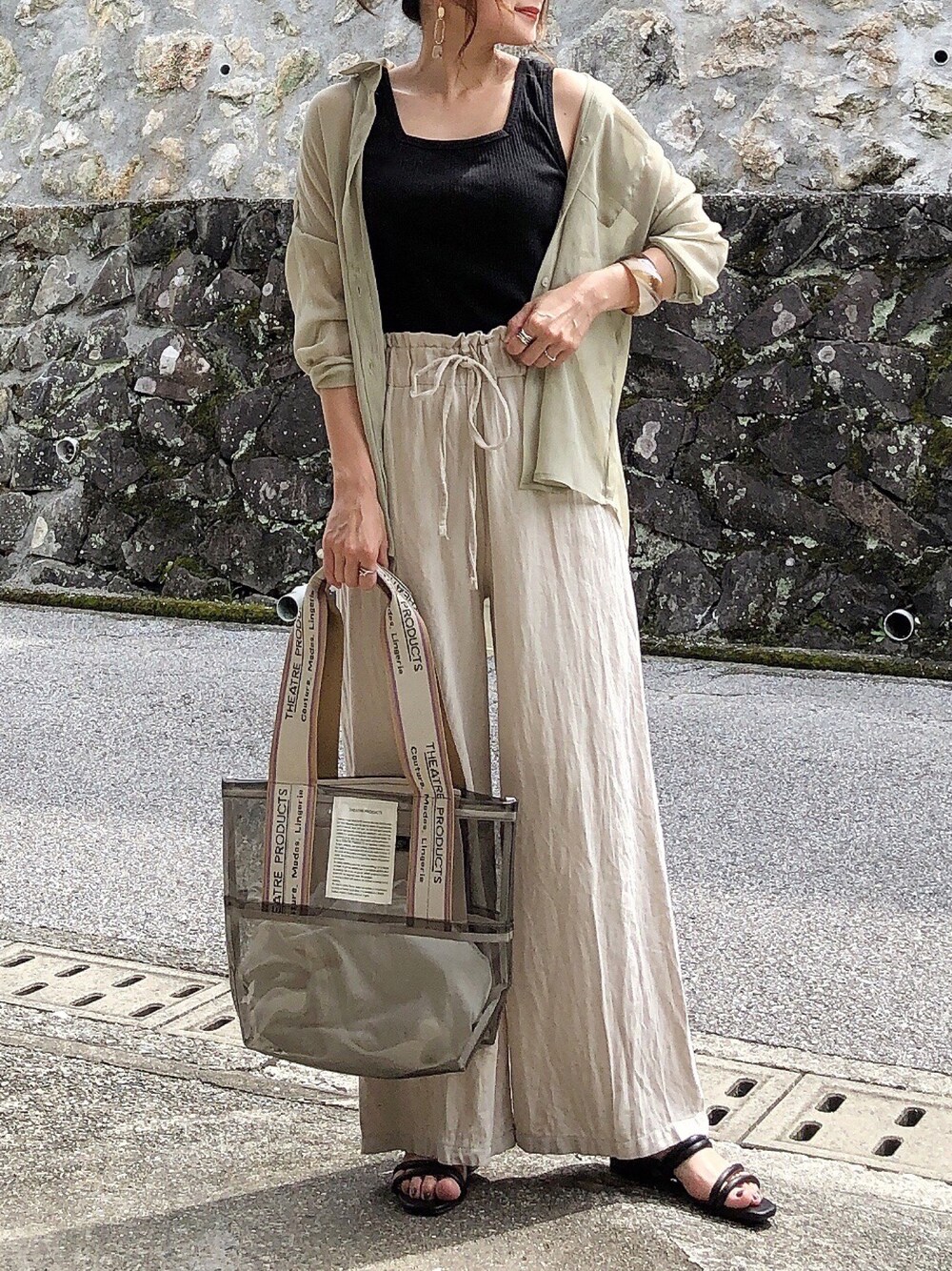 「シアーシャツ、ワイドパンツ、シンプルコーデ、大人カジュアル、プチプラコーデ、ママファッション、シアー、低身長」｜「THEATRE PRODUCTSの【THEATRE PRODUCTS】《Dailyrusset別注》WEB限定ビニールジャガードテープトートバッグ（トートバッグ、グレー系）」を使った、moyooonnさん（レディース・152cm）の夏コーディネートの1枚目の写真