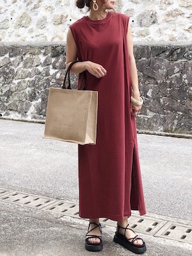 スリット入りノースリーブワンピースを使った人気ファッションコーディネート Wear