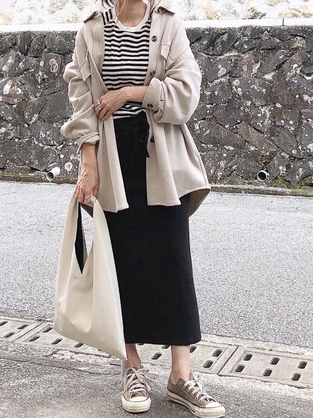 「秋のマイ旬スタイル、大人カジュアル、ビッグシルエット、低身長コーデ、タイトスカート、ボーダー」｜「chucllaの【chuclla】【2020/SS】トライアングル トートバッグ cha166（トートバッグ、ベージュ系）」を使った、moyooonnさん（レディース・152cm）の秋コーディネートの1枚目の写真