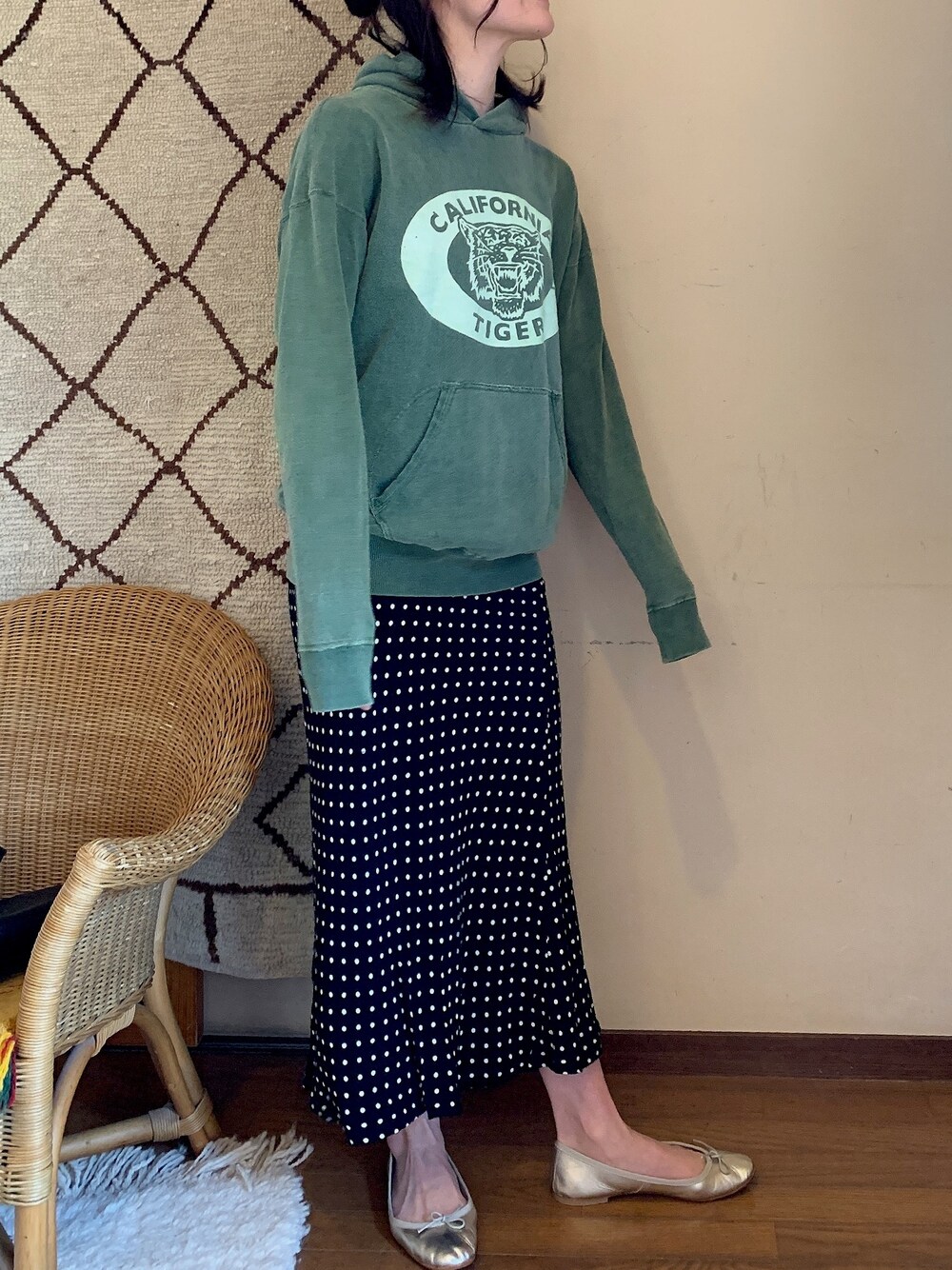 「春コーデ、きれいめカジュアル、mixta、SLOBE IENA、journal standard、コロナに負けない、はるコーデ、パーカー」｜「JOURNAL STANDARDのレーヨンドットムジスカート◆（スカート、ブラック系）」を使った、Uka.さん（レディース・161cm）の春コーディネートの1枚目の写真