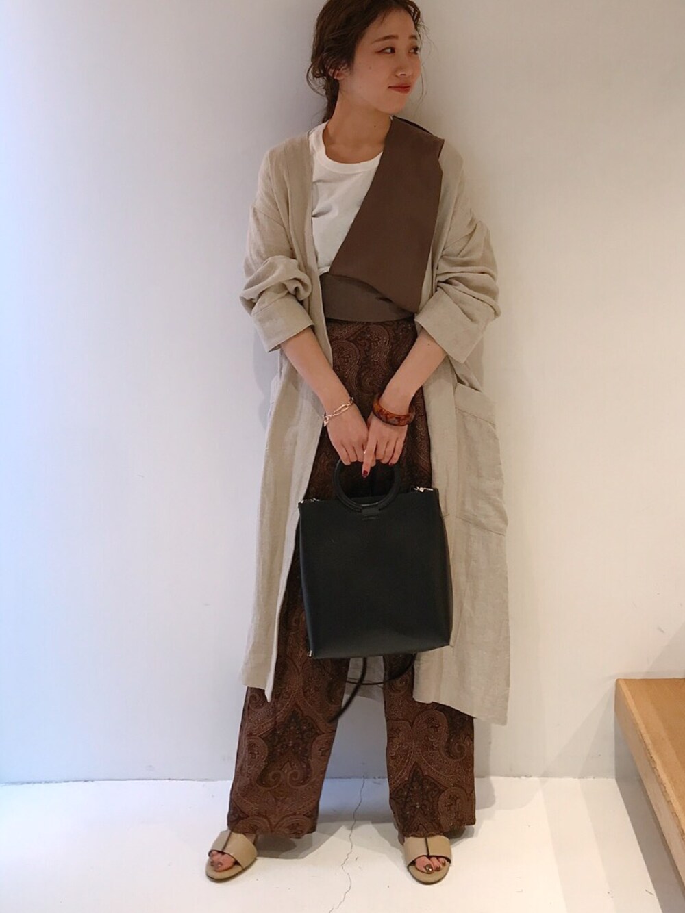 「TODAYFUL、LIFE's#203、春コーデ、spring、オトナカジュアル、ペイズリー、ガウン」｜「TODAYFULのリネンガウンコート（チェスターコート、ホワイト系）」を使った、豊田結花さん（レディース・156cm）の春コーディネートの1枚目の写真