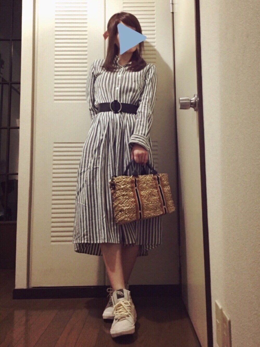 イエロー系のかごバッグ、ホワイト系のスニーカー、ブルー系のスカートを着用したレディースの春コーディネートの1枚目の写真