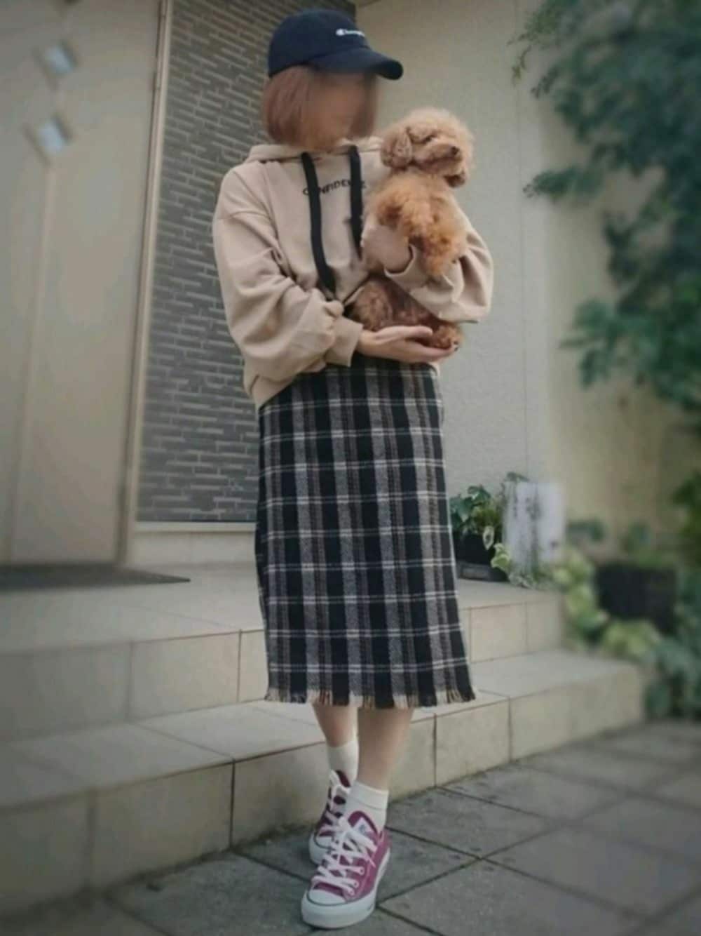 「プチプラ、秋コーデ、低身長、コンバース、タイトスカート、パーカー、キャップ、チェック、オシャレパッソ、トイプードル」｜「INGNIのショート丈／パーカー（パーカー、ベージュ系）」を使った、YOU★さん（レディース・146cm）の秋コーディネートの1枚目の写真