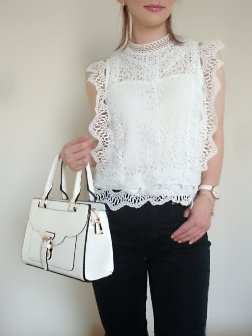 ホワイト系のTシャツ/カットソー、ホワイト系のトートバッグ、ホワイト系のアナログ腕時計を着用したレディースの夏コーディネートの1枚目の写真