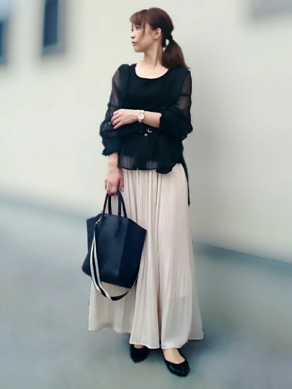 ブラック系のバレエシューズ、ブラック系のシャツ/ブラウス、ブラック系のタンクトップを着用したレディースの秋コーディネートの1枚目の写真