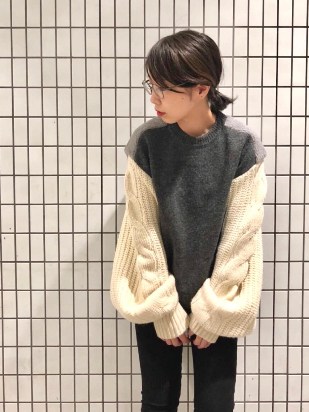「ゆるコーデ、カジュアル、オーバーサイズ、ニット、ケーブルニット、黒スキニー」｜「Lui’s FEMMEのアイテム（ニット/セーター、グレー系）」を使った、AEさん（レディース・159cm）の秋コーディネートの1枚目の写真