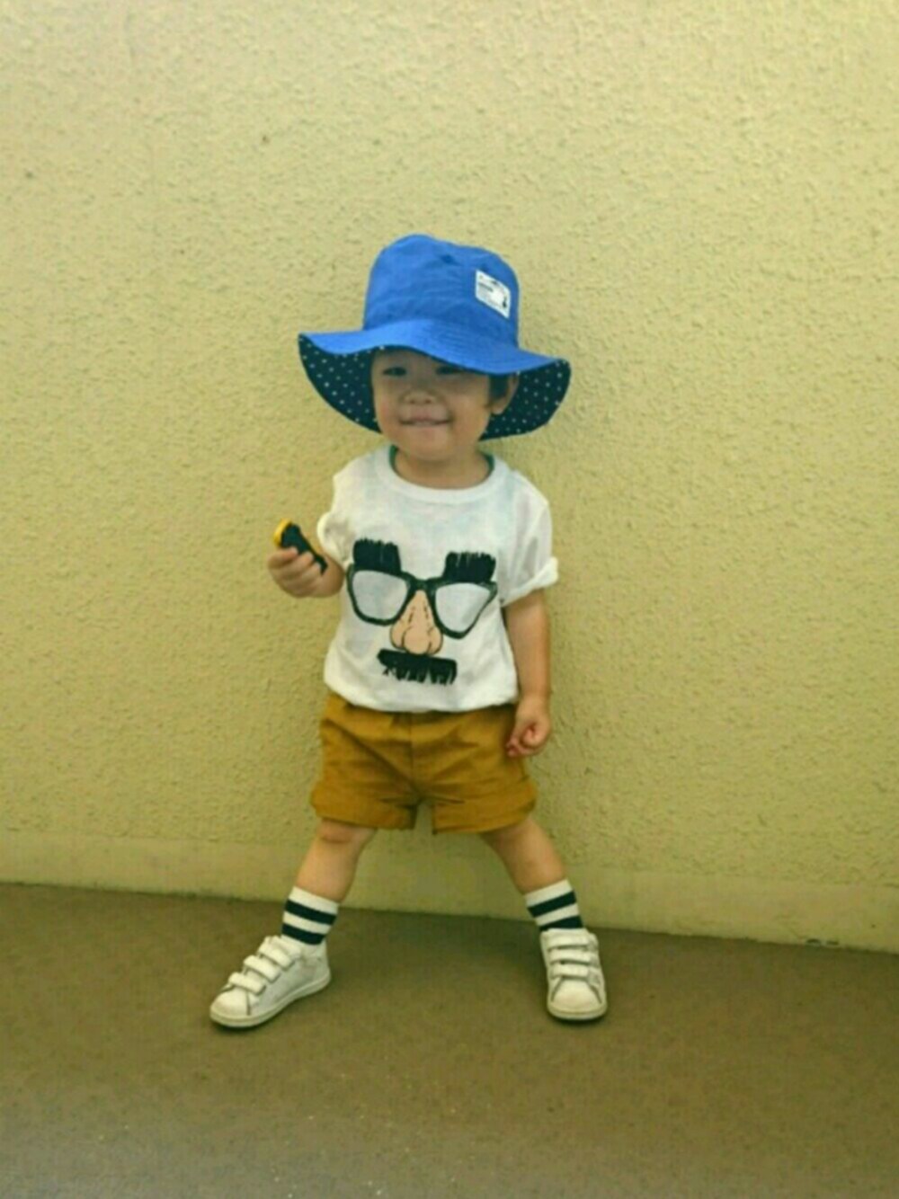 ホワイト系のTシャツ/カットソー、イエロー系のその他パンツ、ホワイト系のスニーカーを着用したキッズの夏コーディネートの1枚目の写真