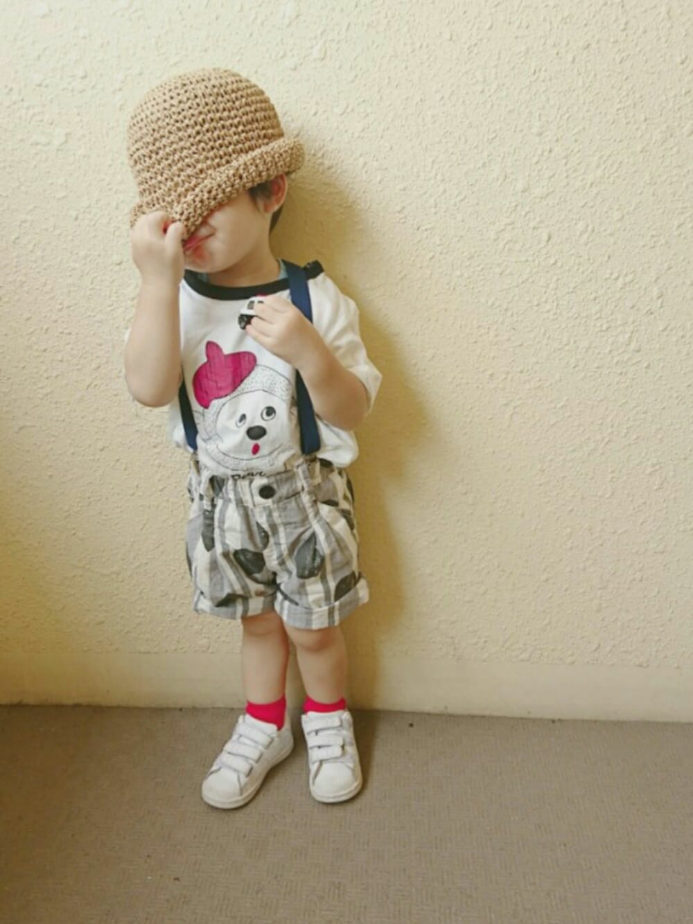 グレー系のパンツ、ホワイト系のTシャツ/カットソー、ホワイト系のスニーカーを着用したキッズの夏コーディネートの1枚目の写真