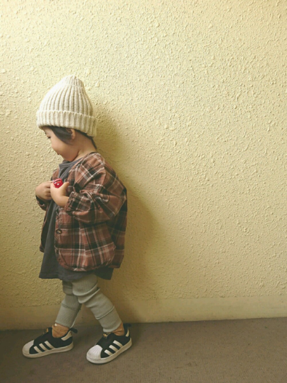 ブラック系のスリッポン、グリーン系のパンツ、ブラウン系のノーカラージャケットを着用したキッズの秋コーディネートの1枚目の写真
