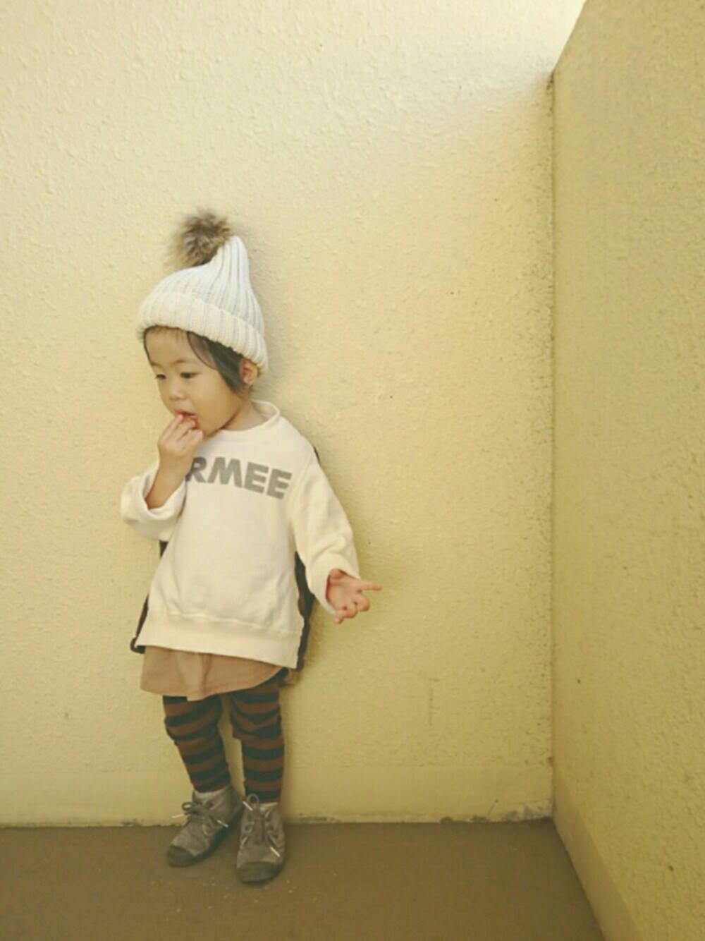 ホワイト系のスウェット、その他のパンツ、ベージュ系のTシャツ/カットソーを着用したキッズの秋コーディネートの1枚目の写真