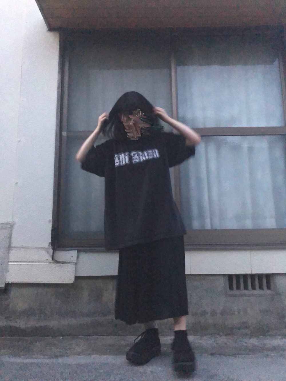 「オールブラック、ブラック、黒、Tokyo bopper、GU、古着、シンプルコーデ、プチプラ、ラクチンコーデ、プリーツスカート」｜「TOKYO BOPPERのアイテム（スニーカー、ブラック系）」を使った、愛子さん（レディース・160cm）の夏コーディネートの1枚目の写真