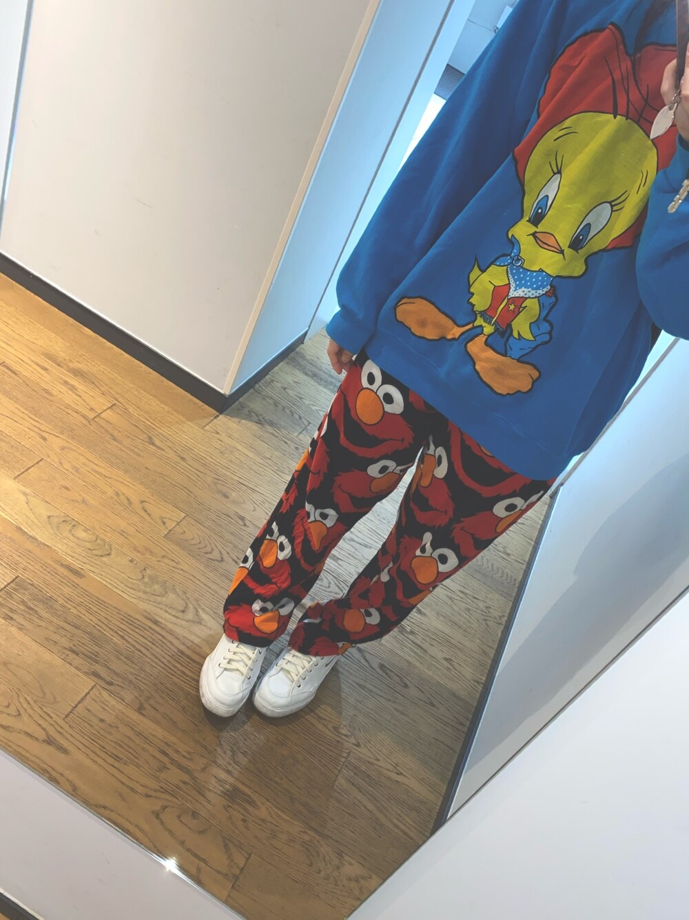 「派手、柄パンツ、パジャマパンツ、総柄、トゥイーティー、キャラT、NIKE、古着、ラクチンコーデ、はるコーデ」｜「usedのアイテム（スウェット、ブルー系）」を使った、愛子さん（レディース・160cm）の冬コーディネートの1枚目の写真