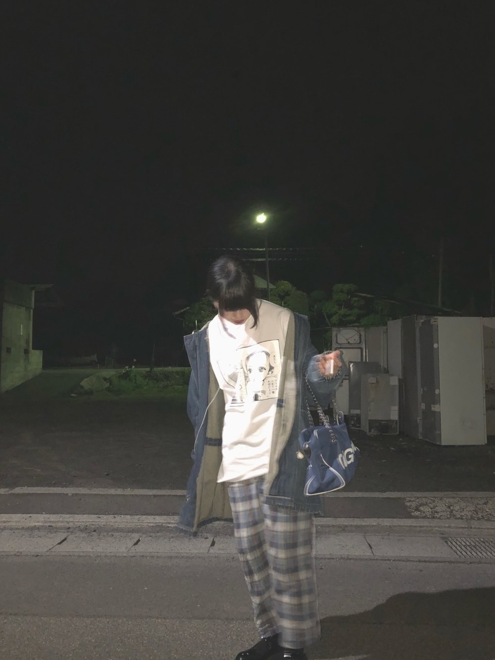 「カジュアル、ご近所物語、シド、古着、デニム、COMME des GARCONS、厚底、ブルー、春コーデ、ゆるコーデ」｜「jouetieのご近所物語 シーンカットロンT（Tシャツ/カットソー、ホワイト系）」を使った、愛子さん（レディース・160cm）の春コーディネートの1枚目の写真