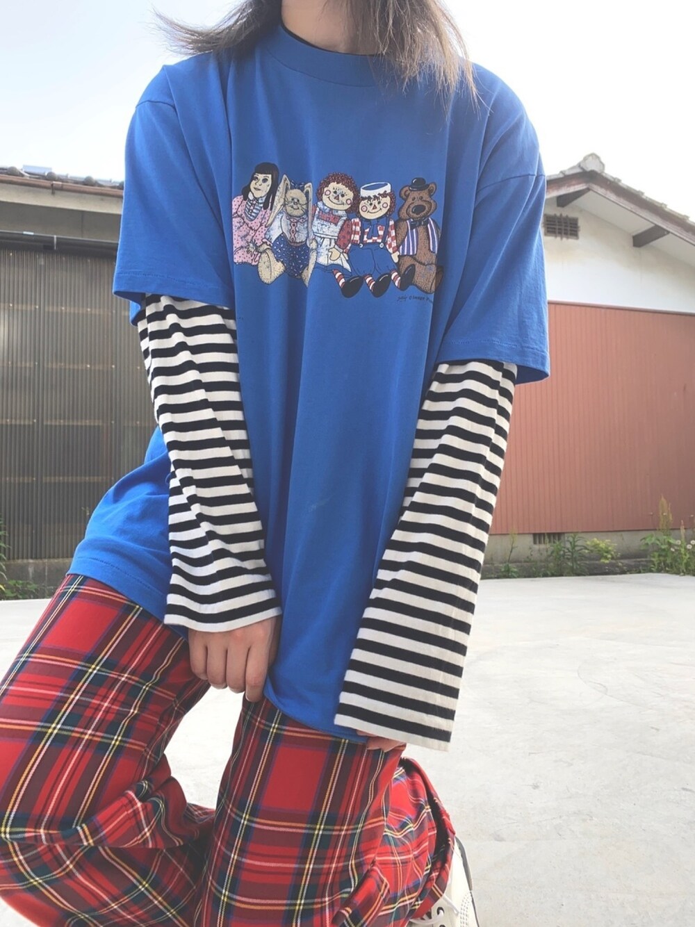 「コロナに負けない、古着、COMME des GARCONS、PLAY comme des garcons、used、ボーダートップス、チェックパンツ、青、古着MIX、赤チェック」｜「PLAY COMME des GARCONSのアイテム（トップス、ブラック系）」を使った、愛子さん（レディース・160cm）の春コーディネートの1枚目の写真