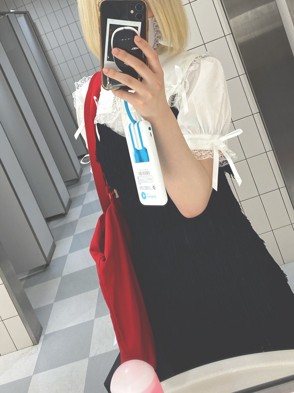 ブラック系のスニーカーを着用したレディースの春コーディネートの1枚目の写真