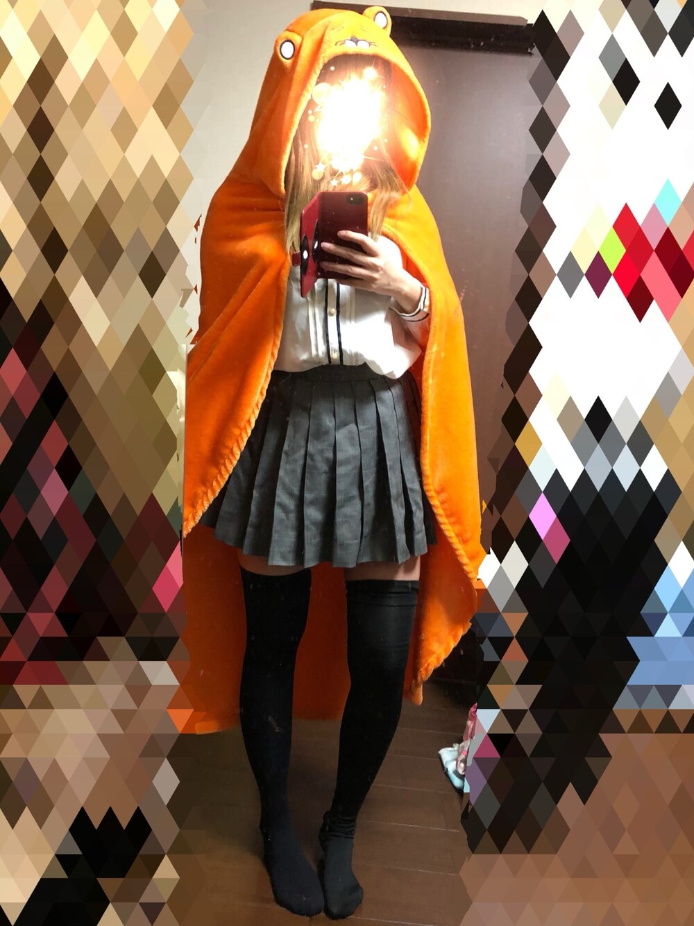 オレンジ系のコスチューム/パーティーグッズを着用したレディースの秋コーディネートの1枚目の写真