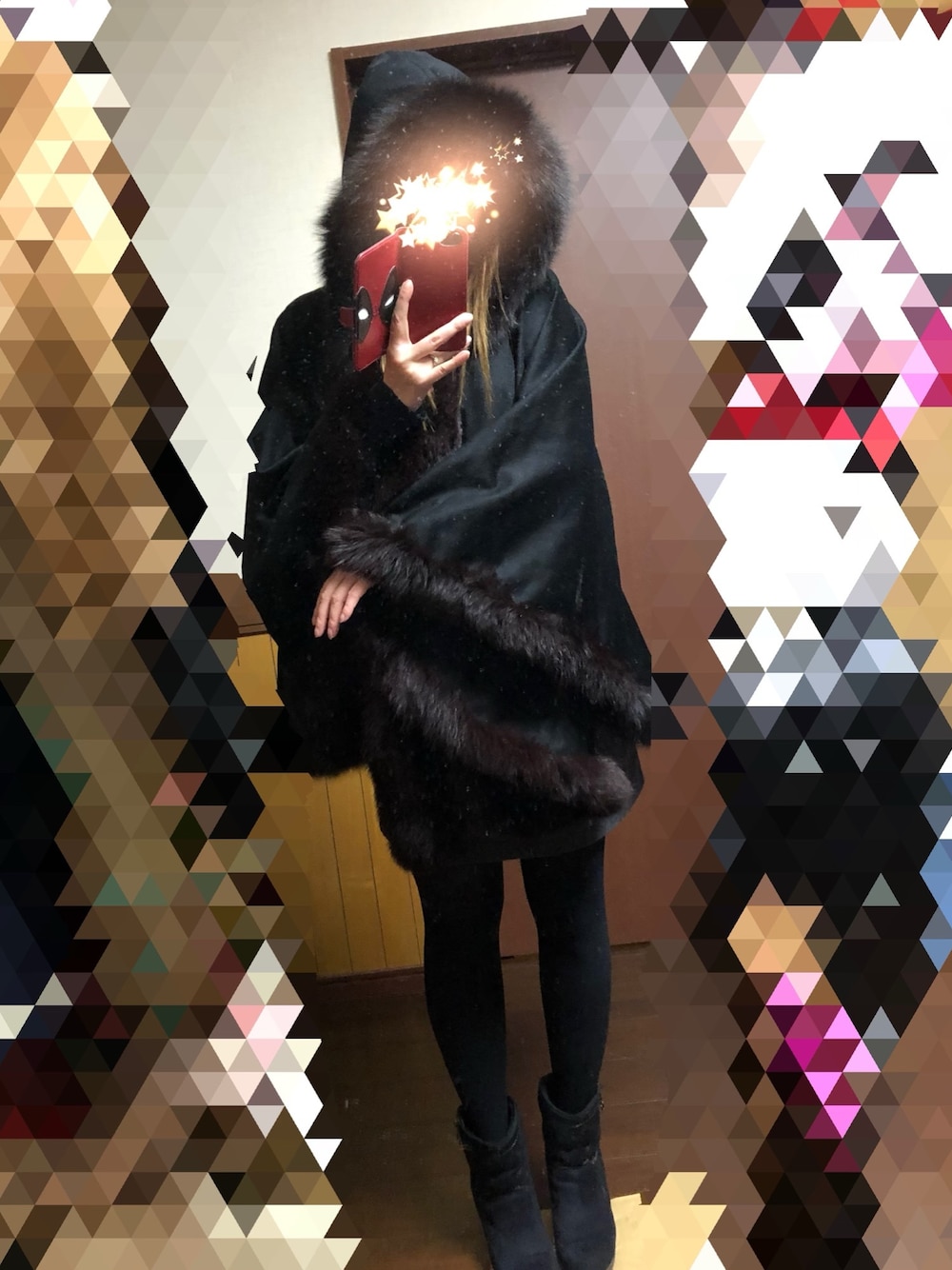 ブラック系のポンチョ、ブラック系のブーツを着用したレディースの冬コーディネートの1枚目の写真