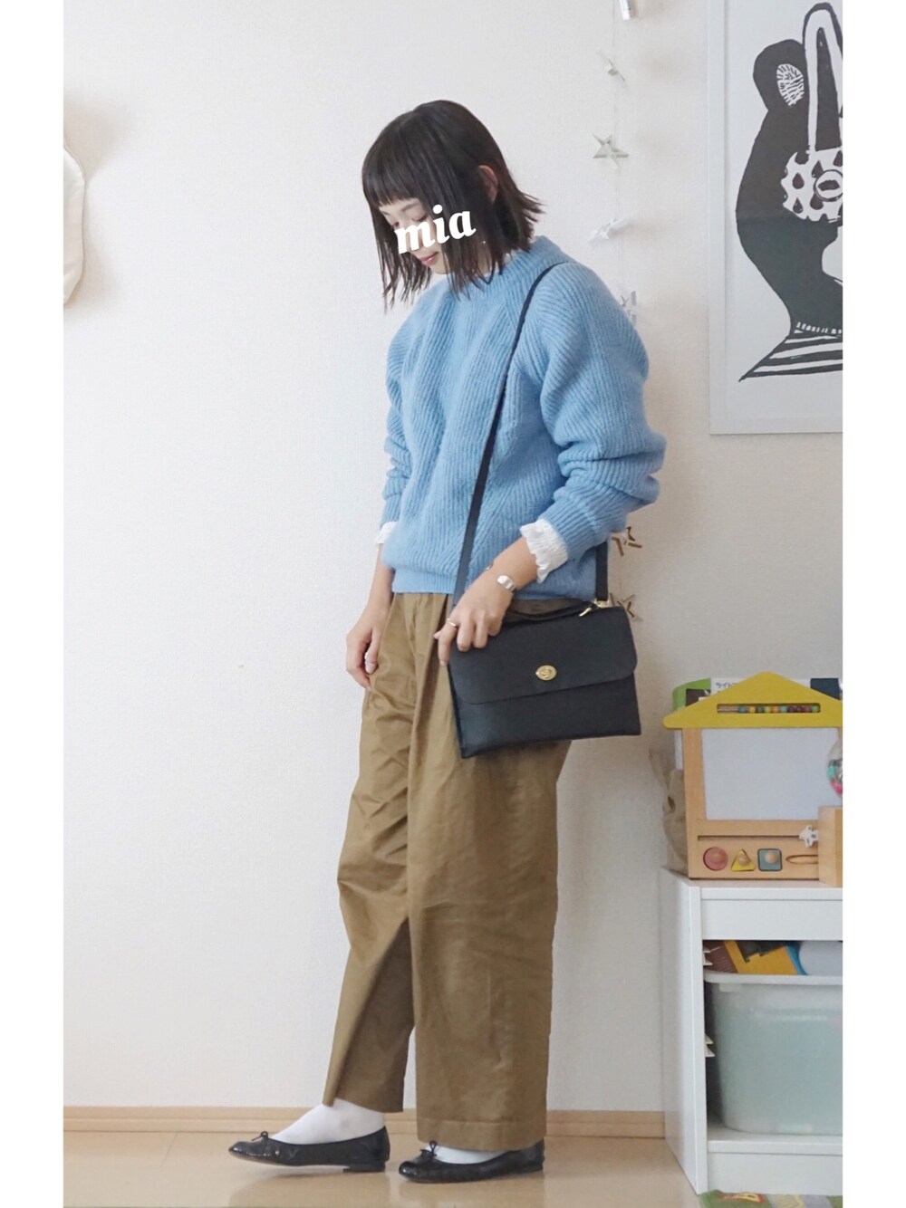 「カジュアル、大人カジュアル、冬、パンツスタイル、fashion、白ソックス、repetto、フリルトップス」｜「URBAN RESEARCH DOORS WOMENSのDOORS タックワイドパンツ（その他パンツ、イエロー系）」を使った、ｍｉａ＊さん（レディース・160cm）の冬コーディネートの1枚目の写真