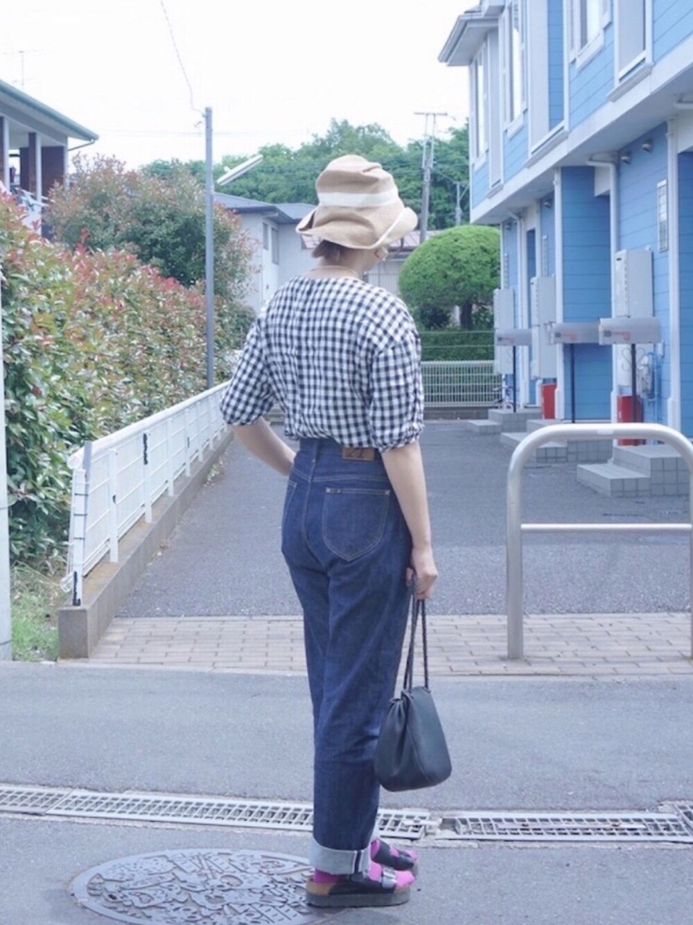 「シンプルコーデ、きれいめカジュアル、休日スタイル、夏コーデ、サンダル、デニム、春夏コーデ、ANATOMICA、サンダルに靴下、ハイウエストパンツ」｜「URBAN RESEARCH DOORSのギンガムバルーンスリーブブラウス（シャツ/ブラウス、ブラック系）」を使った、ｍｉａ＊さん（レディース・160cm）の春コーディネートの1枚目の写真