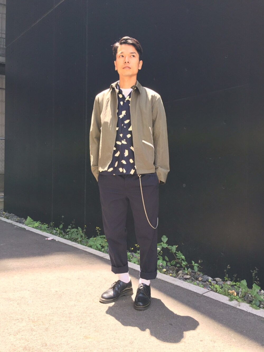「ソーイ」｜「soeのVISCOSE LINEN H/S LOOP COLLAR "BLUSH PATTERN" / リネンループカラーシャツ（シャツ/ブラウス、ブルー系）」を使った、村瀬達也さん（メンズ・170cm）の春コーディネートの1枚目の写真