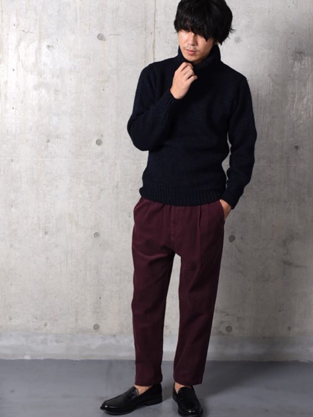 レッド系のその他パンツ、ブラック系のローファー、グリーン系のその他を着用したメンズの秋コーディネートの1枚目の写真