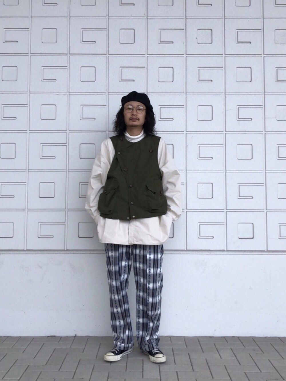 「ootd、レイヤードスタイル、Nine Tailor、FreshService、aie、ベスト、YSTRDY's TMRRW、チェックパンツ、converse、allstar」｜「Nine TailorのNine Tailor Lymington Cas (N-506)（ハンチング/ベレー帽、ブラック系）」を使った、Takuyaさん（メンズ・176cm）の冬コーディネートの1枚目の写真