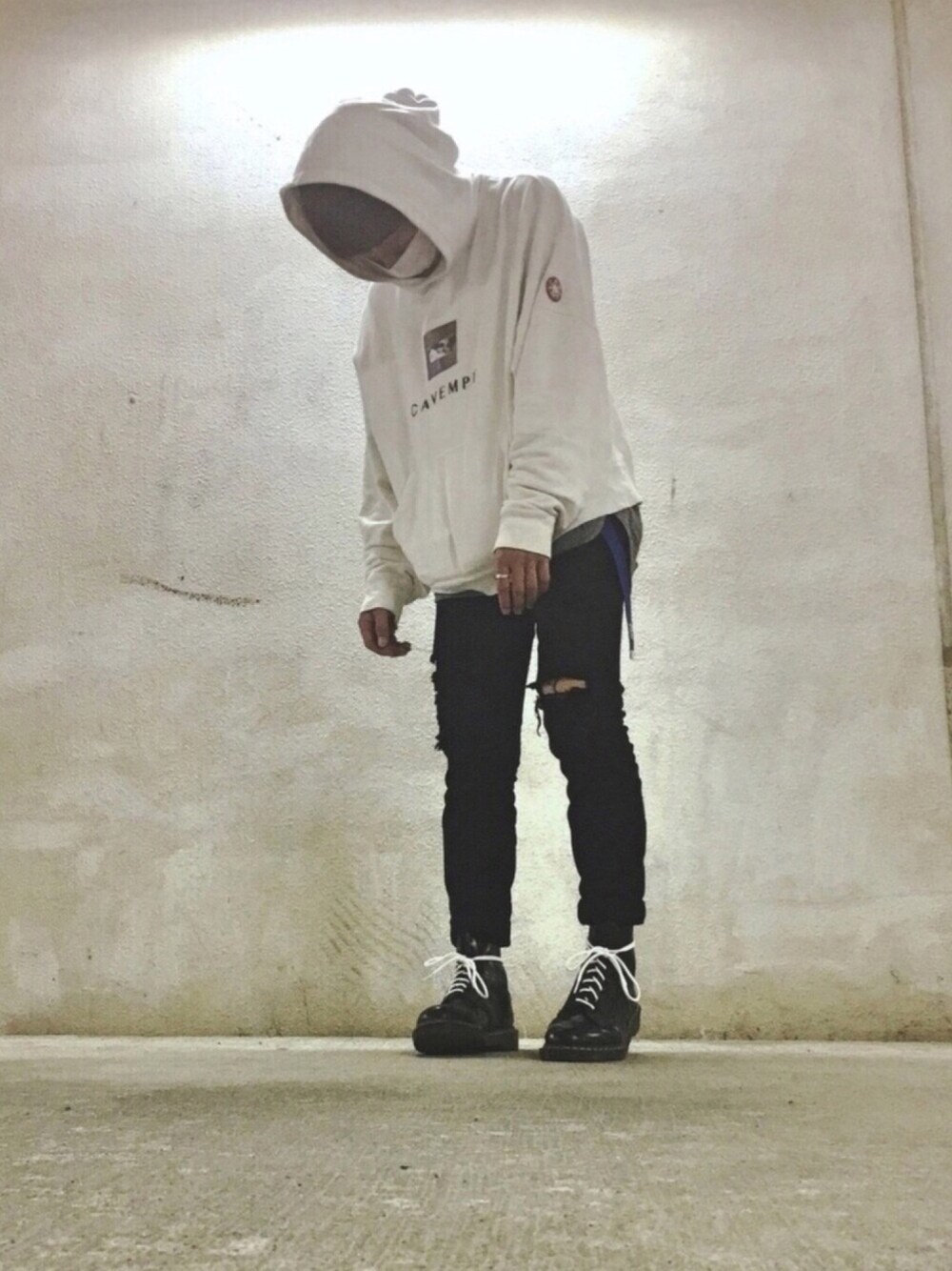 「ストリート、Dr.Martens、c.e、ロールアップ、cavempt、streetstyle、8hole」｜「C.Eのアイテム（パーカー、ホワイト系）」を使った、aboyさん（メンズ・169cm）の夏コーディネートの1枚目の写真