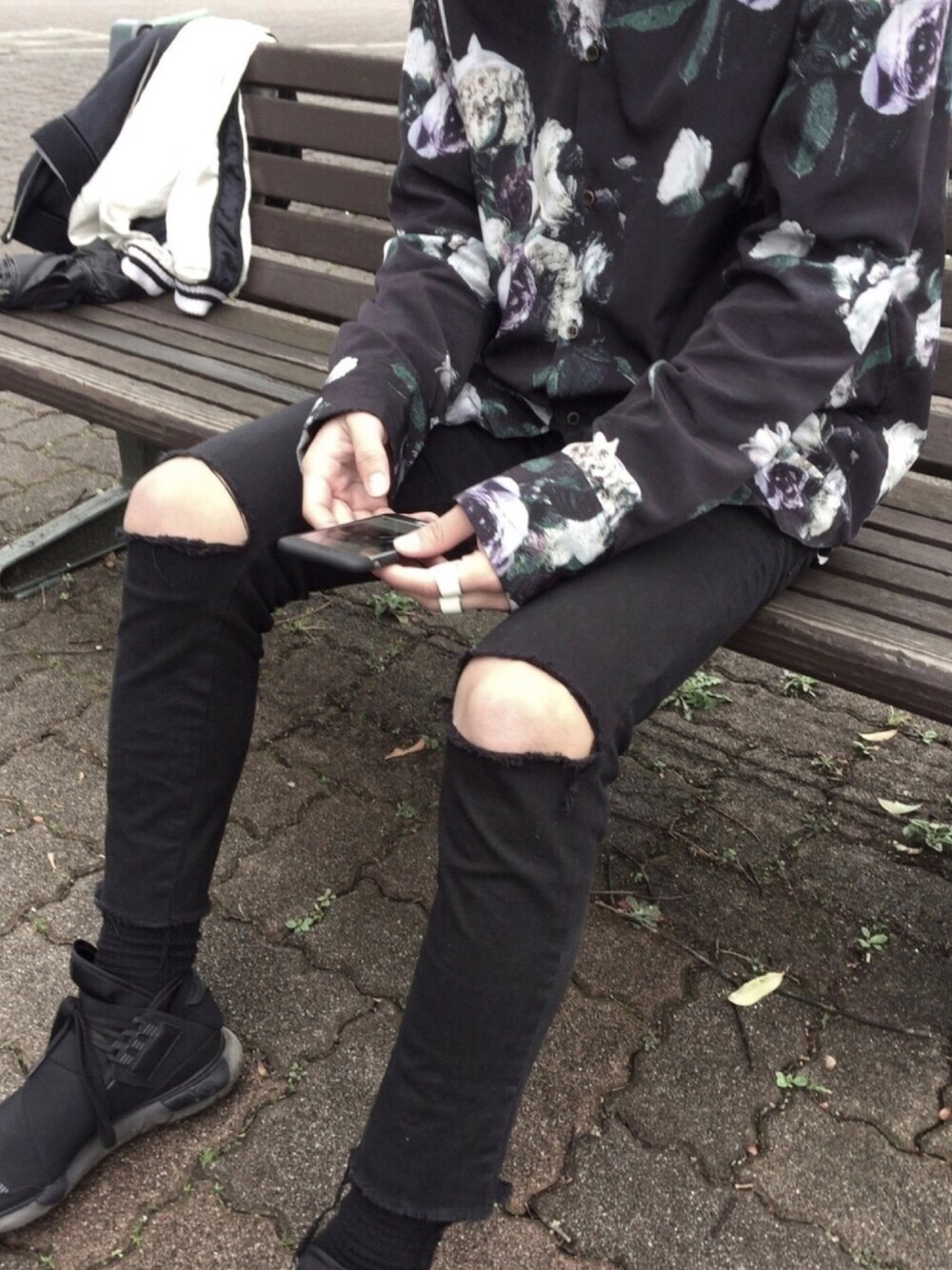 「CHRISTIAN DADA、LAD MUSICIAN、花柄、シャツ、Danke schon、Y-3、yohjiyamamoto、Maison Margiela、Maison Martin Margiela、モード」｜「LAD MUSICIANのアイテム（シャツ/ブラウス、ブラック系）」を使った、aboyさん（メンズ・169cm）の春コーディネートの1枚目の写真