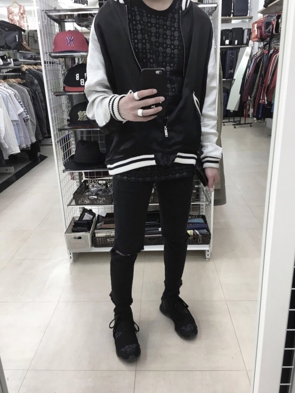「ootd、CHRISTIAN DADA、COMME des GARCONS HOMME PLUS、Danke schon、Y-3、yohjiyamamoto、Maison Martin Margiela、Maison Margiela」｜「COMME des GARCONS HOMME PLUSのアイテム（Tシャツ/カットソー、ブラック系）」を使った、aboyさん（メンズ・169cm）の春コーディネートの1枚目の写真