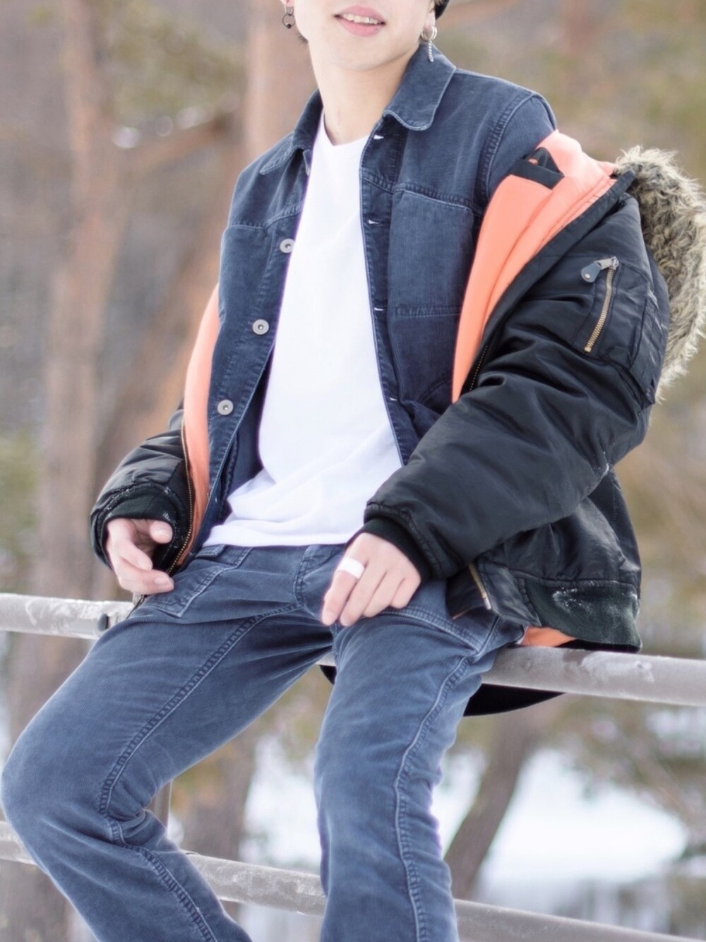 「nonnative、コーデュロイ、セットアップ、Maison Martin Margiela、Maison Margiela、UNIQLO、ユニクロ、白Tシャツ、VANS、oldskool」｜「nonnativeのアイテム（セットアップ、ブルー系）」を使った、aboyさん（メンズ・169cm）の春コーディネートの1枚目の写真