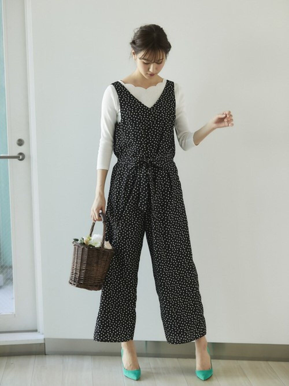 「シンプル、サロペット、ドット、刺繍、リボン、フェミニン、春コーデ、スカラップ、tocco、toccocloset」｜「tocco closetのネックスカラ刺繍入りテレコトップス（その他トップス、ホワイト系）」を使った、tocco closet_zozotownさん（レディース・169cm）の冬コーディネートの1枚目の写真