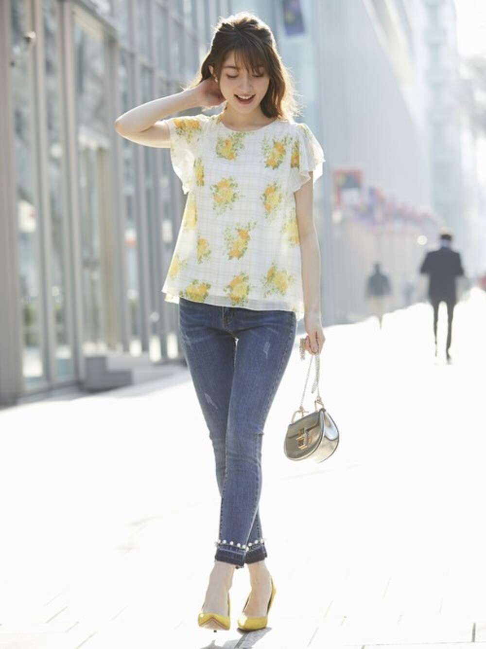 「デニム、ブラウス、花柄、ガーリー、フェミニン、デートスタイル（WOMEN）、春コーデ、tocco、大人ガーリー、toccocloset」｜「tocco closetのレース×チャーミングフラワーシフォンブラウス（シャツ/ブラウス、ホワイト系）」を使った、tocco closet_zozotownさん（レディース・163cm）の春コーディネートの1枚目の写真