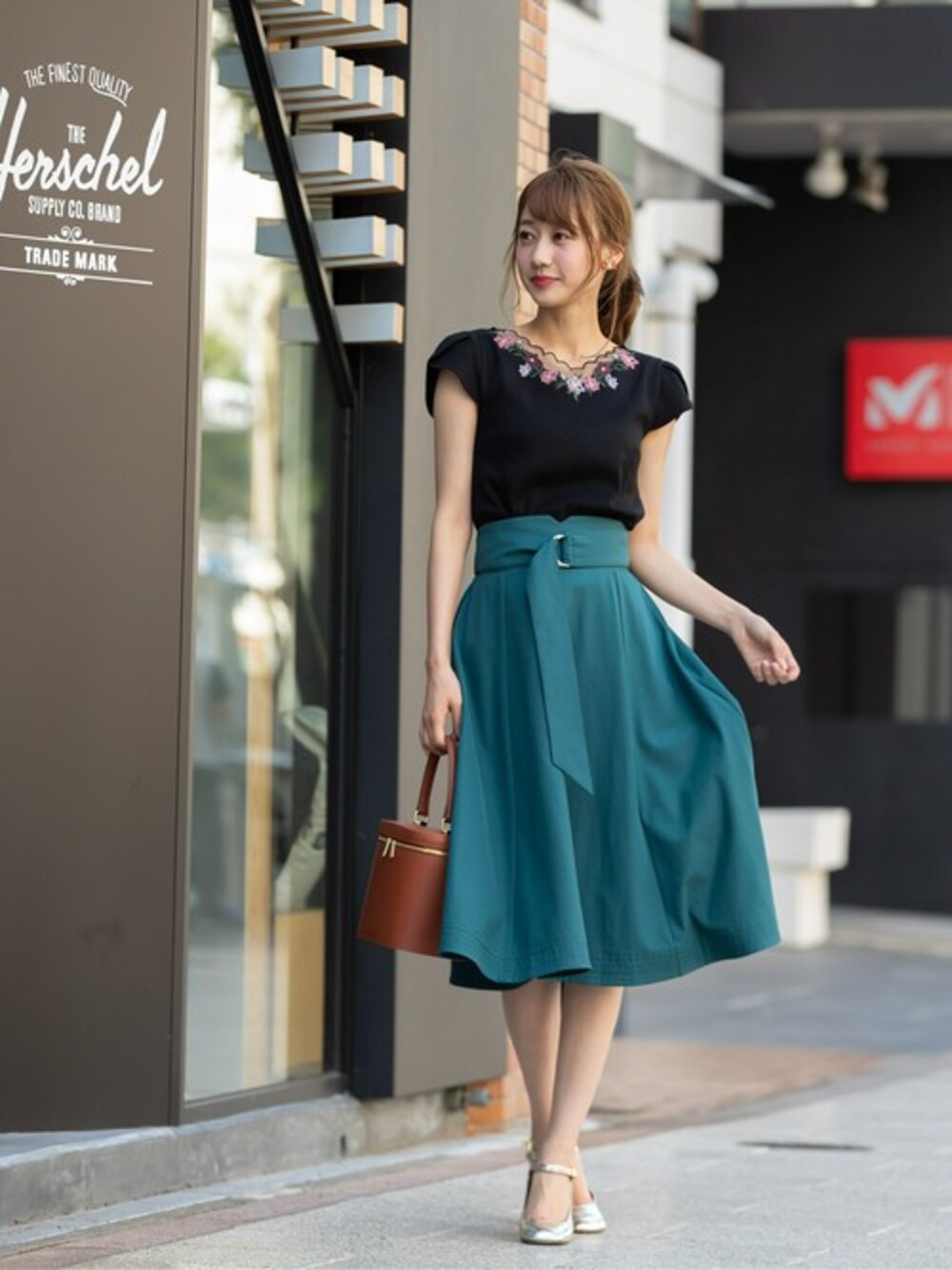 「花柄、刺繍、デート、ガーリー、シースルー、夏コーデ、スカラップ、tocco、大人ガーリー、toccocloset」｜「tocco closetのフラワー刺繍入りスカラシアーネックリブカットソー（その他トップス、ブラック系）」を使った、tocco closet_zozotownさん（レディース・166cm）の夏コーディネートの1枚目の写真