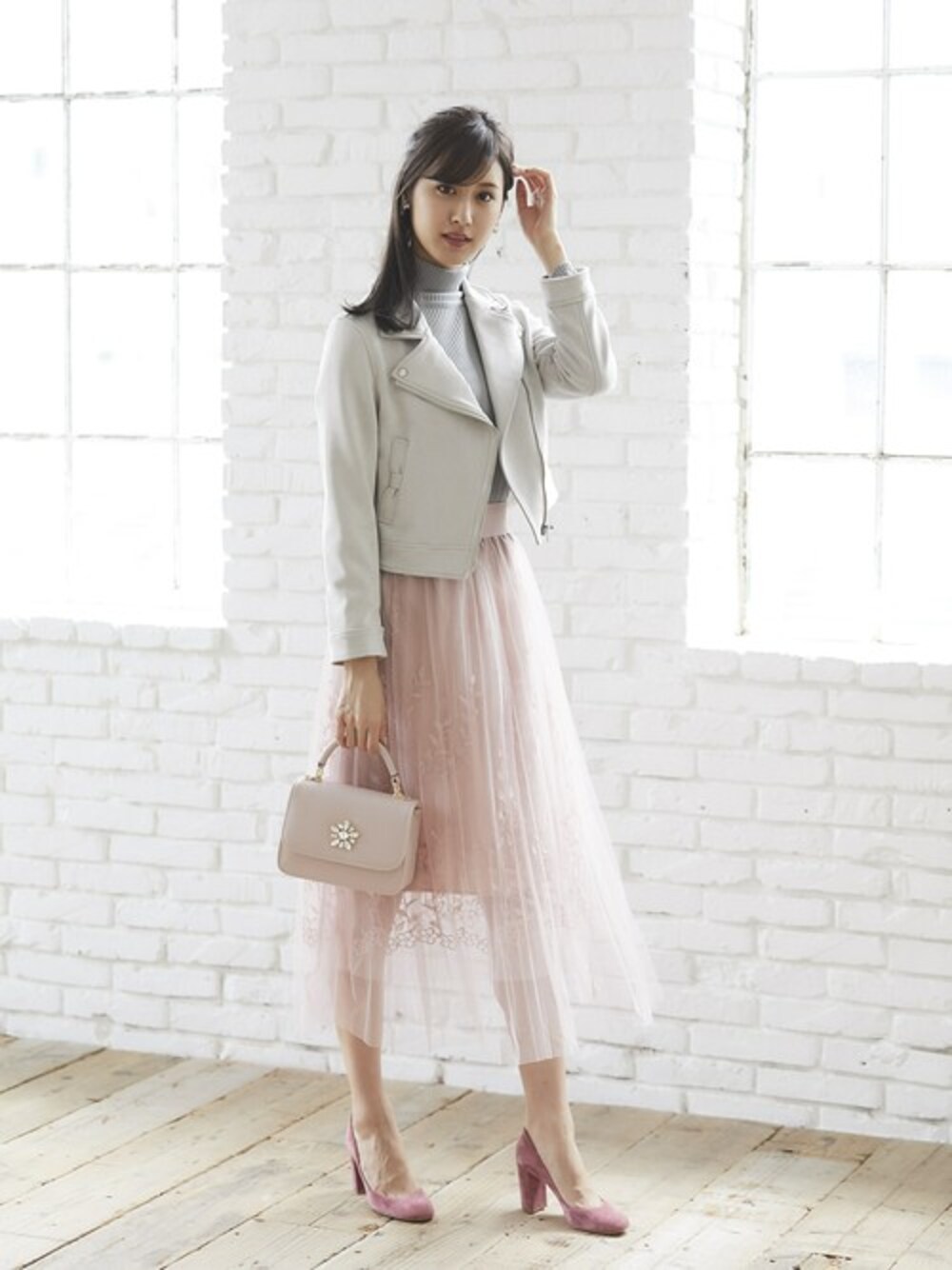 「ライダース、秋のコーデ、リボン、ライダースジャケット、ガーリー、フェミニン、tocco、大人ガーリー、秋コーデ、toccocloset」｜「tocco closetのポケットりぼんフェイクスエードライダースジャケット（ライダースジャケット、グレー系）」を使った、tocco closet_zozotownさん（レディース・169cm）の秋コーディネートの1枚目の写真