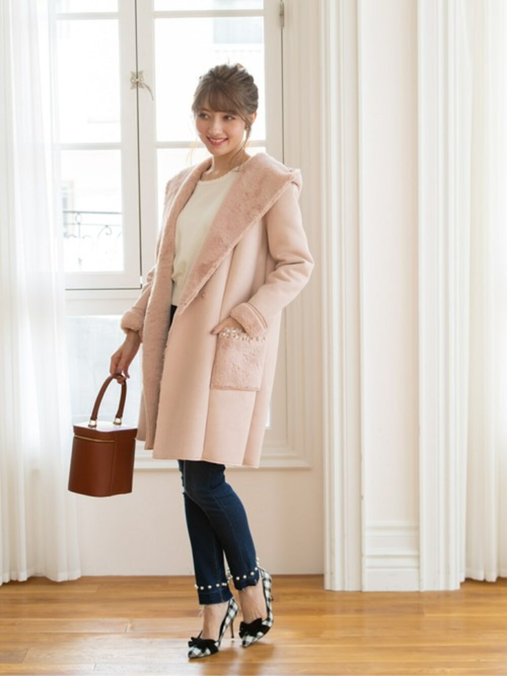 「ファー、コート、ビジュー、ガーリー、ムートンコート、雑誌掲載、tocco、大人ガーリー、toccocloset、美人百花」｜「tocco closetのポケットビジューつきエコソフトムートンコート（ムートンコート、ピンク系）」を使った、tocco closet_zozotownさん（レディース・163cm）の秋コーディネートの1枚目の写真
