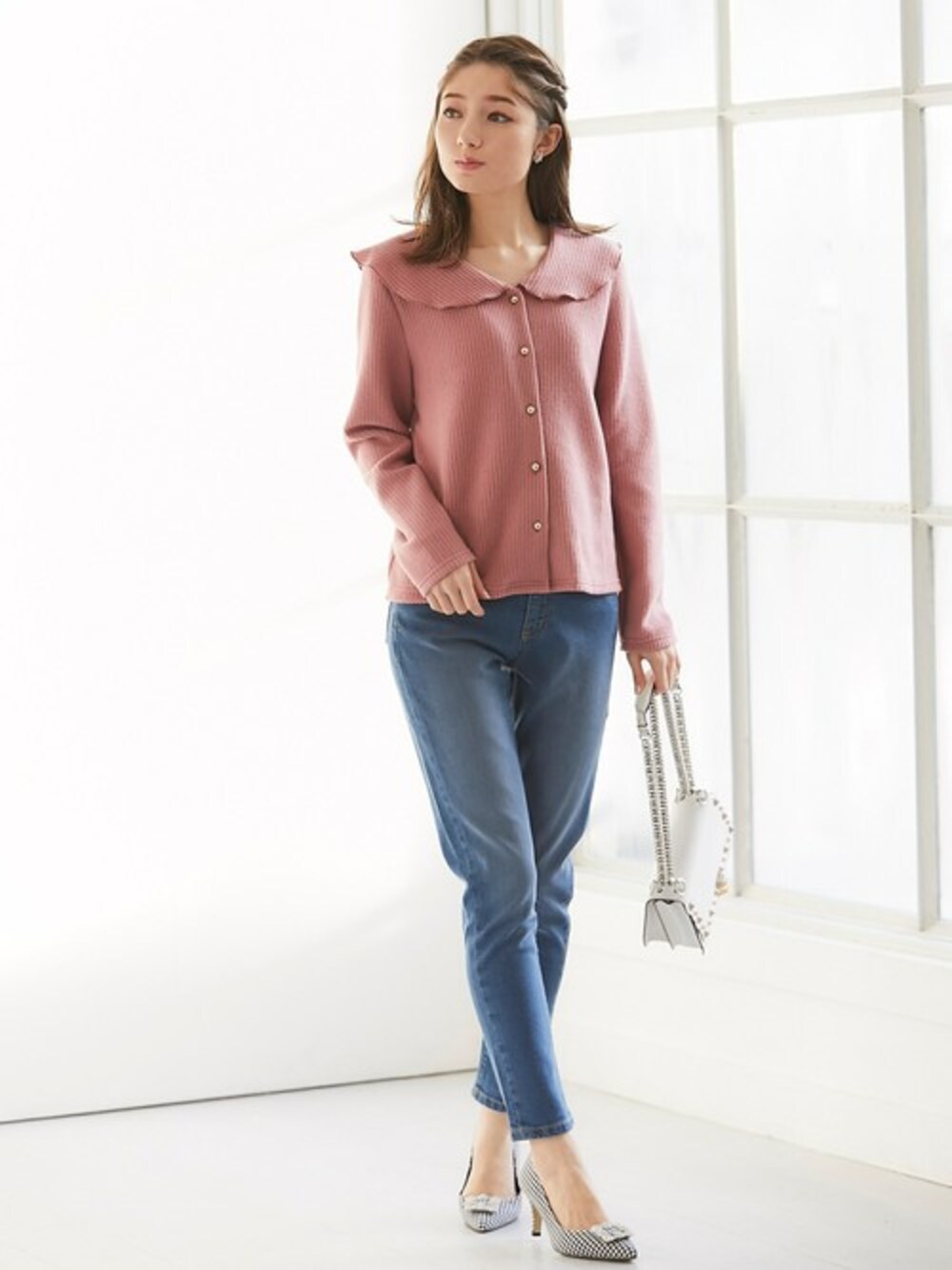 「デニム、カジュアル、ブルー、ビジュー、デニムパンツ、カジュアルスタイル、カジュアルガーリー、tocco、ハート刺繍、toccocloset」｜「tocco closetのビジュー釦デニムパンツ（デニムパンツ、ブルー系）」を使った、tocco closet_zozotownさん（レディース・163cm）の春コーディネートの1枚目の写真