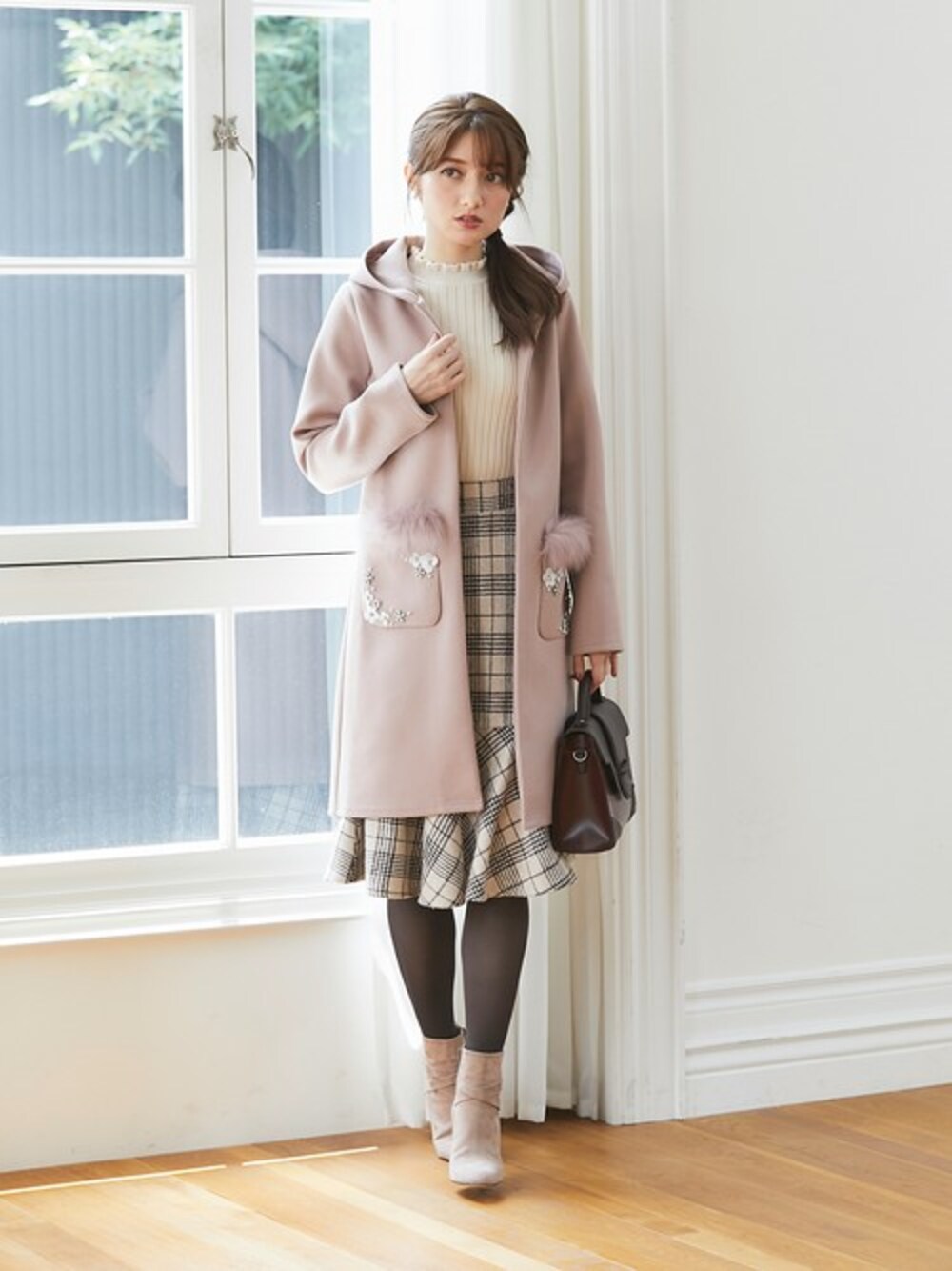 「アウター、秋のコーデ、ビジュー、ファーコート、ガーリー、フェミニン、tocco、大人ガーリー、toccocloset、コーディガン」｜「tocco closetのポケットファー＆立体フラワーモチーフ＆パールビジュー付きコーディガン（その他アウター、ブラウン系）」を使った、tocco closet_zozotownさん（レディース・163cm）の夏コーディネートの1枚目の写真