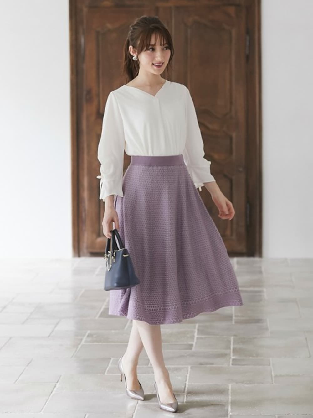 「ニット、フレアスカート、スカート、秋のコーデ、ジャガード、大人コーデ、フェミニン、tocco、大人ガーリー、toccocloset」｜「tocco closetのニットジャガードフレアスカート（スカート、グレー系）」を使った、tocco closet_zozotownさん（レディース・163cm）の夏コーディネートの1枚目の写真