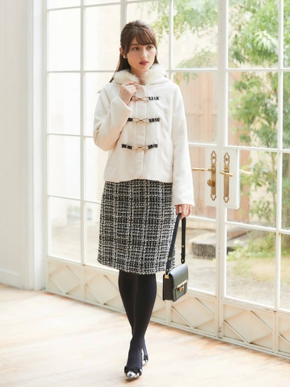 「ファー、コート、ダッフルコート、ガーリー、２ＷＡＹ、フェミニン、アイボリー、tocco、toccocloset、ショートダッフルコート」｜「tocco closetの２ＷＡＹファー付きりぼんビットショートダッフルコート（ダッフルコート、ホワイト系）」を使った、tocco closet_zozotownさん（レディース・163cm）の秋コーディネートの1枚目の写真