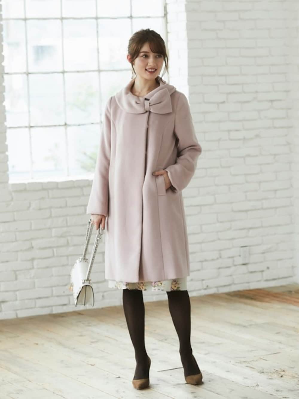 「コート、アウター、ピンク、リボン、冬コーデ、ガーリー、フェミニン、tocco、大人ガーリー、toccocloset」｜「tocco closetのりぼんモチーフ襟コート（その他アウター、ピンク系）」を使った、tocco closet_zozotownさん（レディース・163cm）の秋コーディネートの1枚目の写真