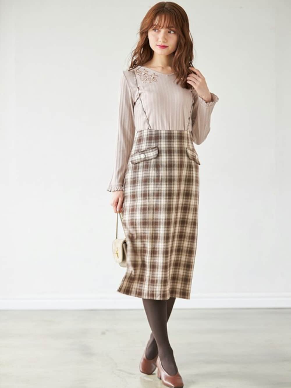 「秋のコーデ、プルオーバー、刺繍、パール、トップス、フリル、フェミニン、tocco、大人ガーリー、toccocloset」｜「tocco closetのパール付きフラワー刺繍入り袖口フリルリブプルオーバー（その他トップス、ベージュ系）」を使った、tocco closet_zozotownさん（レディース・163cm）の秋コーディネートの1枚目の写真