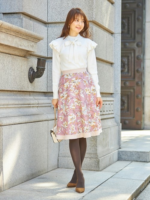 人気のファッショントレンド これまでで最高の肩 フリル ニット コーデ