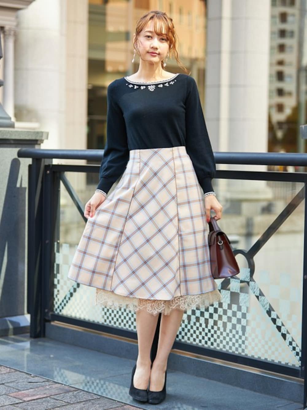 「チェック、フレアスカート、スカート、レース、大人コーデ、フェミニン、tocco、ライトベージュ、秋コーデ、toccocloset」｜「tocco closetの裾レース付きチェック柄フレアスカート（スカート、ベージュ系）」を使った、tocco closet_zozotownさん（レディース・166cm）の秋コーディネートの1枚目の写真