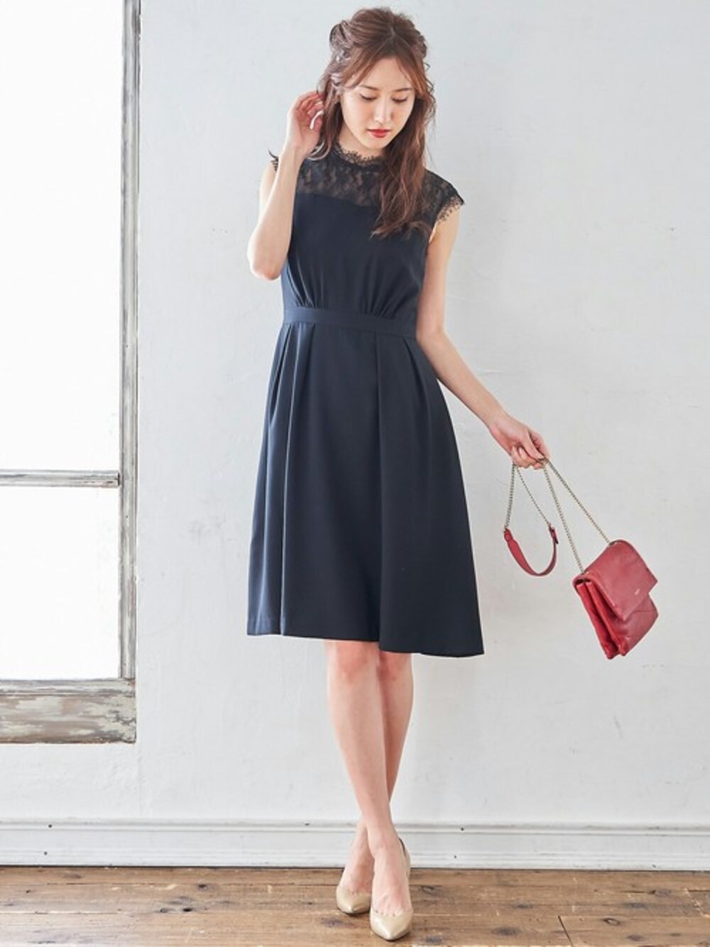 「ワンピース、ブラック、レース、大人コーデ、フェミニン、エレガント、tocco、フラワーレース、フレンチスリーブ、toccocloset」｜「tocco closetのフラワーレース切替ワンピース（ワンピース、ブラック系）」を使った、tocco closet_zozotownさん（レディース・169cm）の冬コーディネートの1枚目の写真