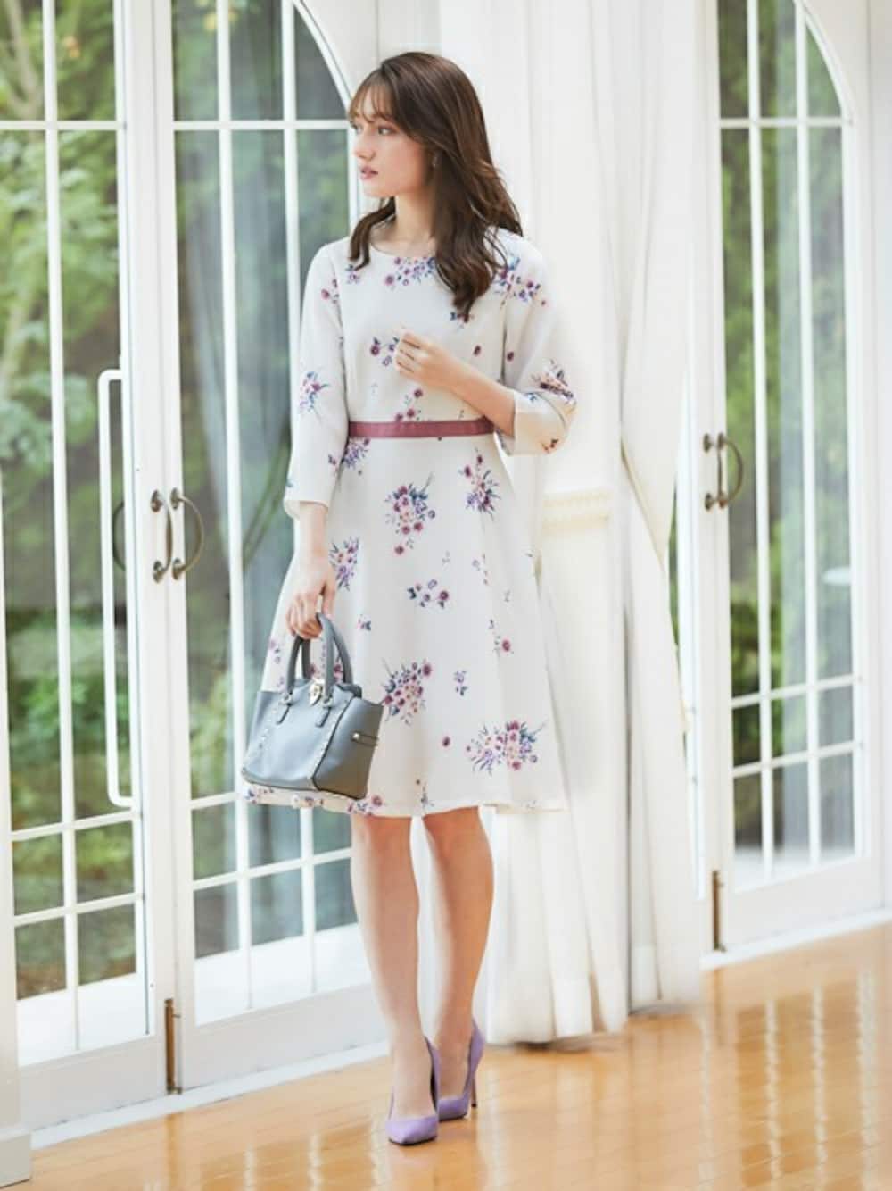 「ワンピース、花柄、ガーリー、フラワープリント、フェミニン、アイボリー、tocco、大人ガーリー、大人かわいい、toccocloset」｜「tocco closetのウエスト配色ライン入りポケット付きフラワープリントワンピース（ワンピース、ホワイト系）」を使った、tocco closet_zozotownさん（レディース・163cm）の冬コーディネートの1枚目の写真