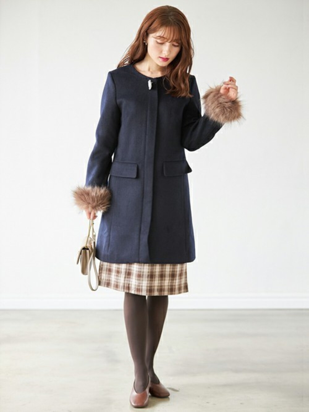 「コート、シンプル、ビジュー、ファーコート、ノーカラーコート、3way、フェミニン、tocco、toccocloset、ジップコート」｜「tocco closetの３ＷＡＹファー＆ビジューブローチ付きジップコート（その他アウター、ブルー系）」を使った、tocco closet_zozotownさん（レディース・163cm）の冬コーディネートの1枚目の写真
