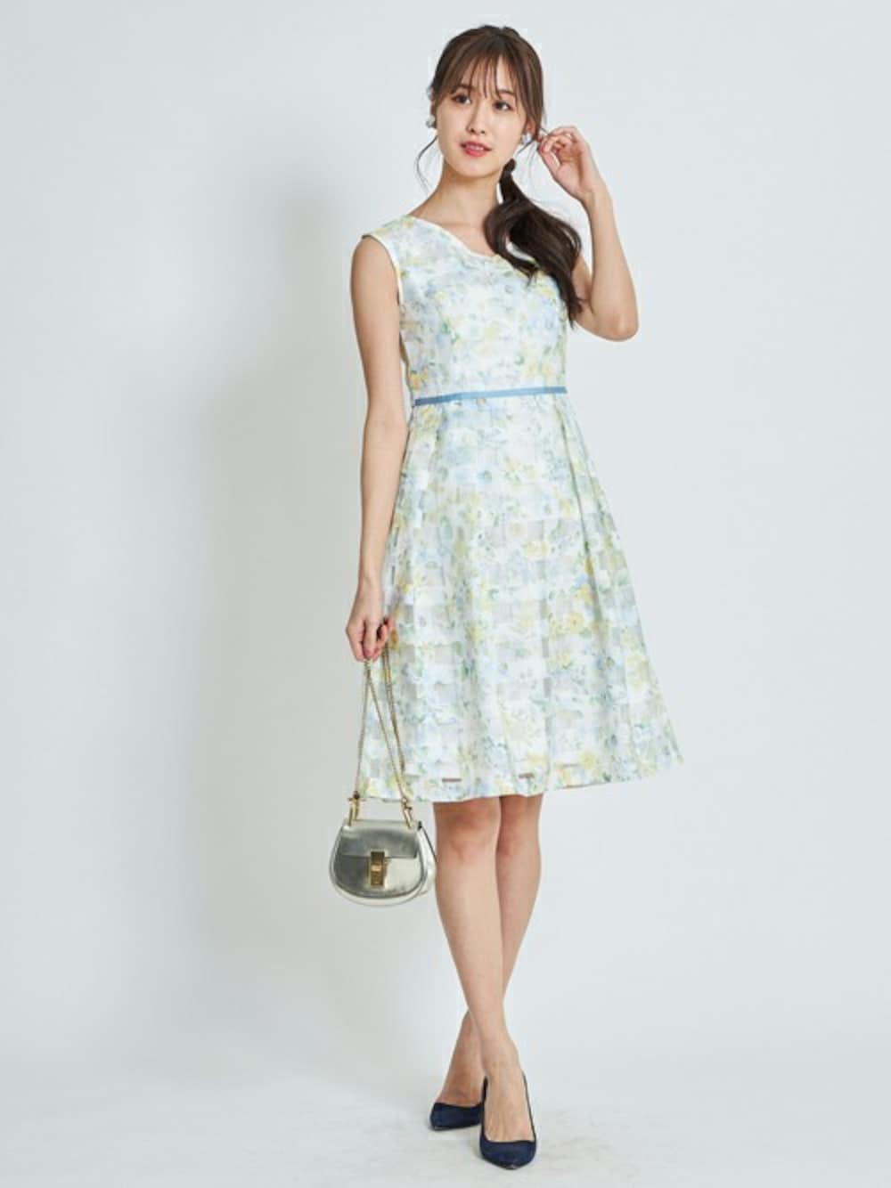 「ワンピース、花柄、ガーリー、フラワープリント、フェミニン、ひざ丈ワンピース、春コーデ、tocco、シアーチェック、toccocloset」｜「tocco closetのウエスト配色ライン入りフラワープリント×シアーチェックノースリーブワンピース（ワンピース、ブルー系）」を使った、tocco closet_zozotownさん（レディース・169cm）の春コーディネートの1枚目の写真
