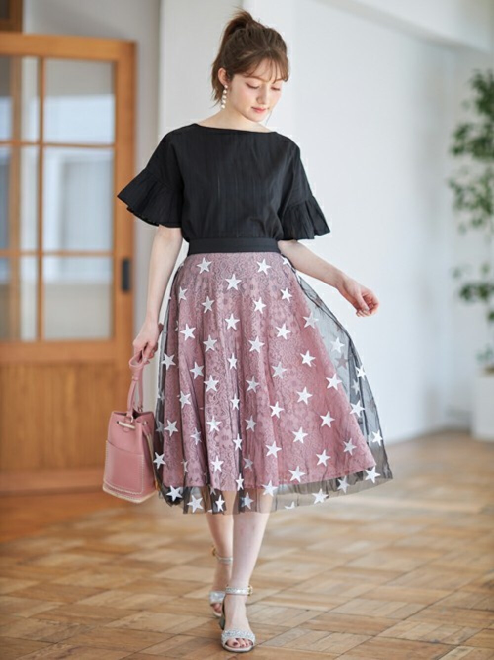 「ブラウス、ブラックコーデ、トップス、ガーリー、フェミニン、春コーデ、コットン、tocco、フレアスリーブ、toccocloset」｜「tocco closetの前後２WAY袖口フレアコットントップス（シャツ/ブラウス、ブラック系）」を使った、tocco closet_zozotownさん（レディース・163cm）の春コーディネートの1枚目の写真