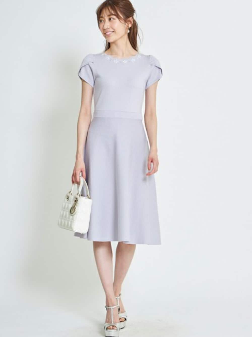 「ワンピース、フラワー、ニットワンピース、ビジュー、フェミニン、ひざ丈、春コーデ、tocco、大人ガーリー、toccocloset」｜「tocco closetのフラワーパールビジュー付きスカラネックチューリップスリーブニットワンピース（ワンピース、グレー系）」を使った、tocco closet_zozotownさん（レディース・165cm）の春コーディネートの1枚目の写真